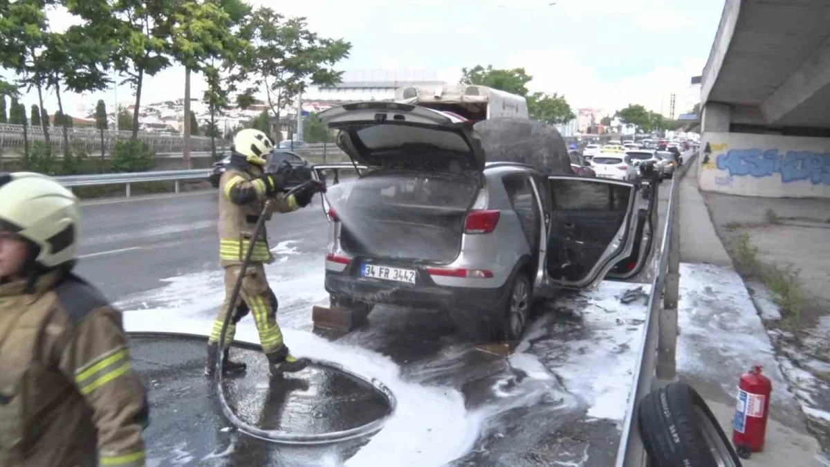 Üsküdar'da seyir halindeki SUV alev aldı, kullanılamaz oldu