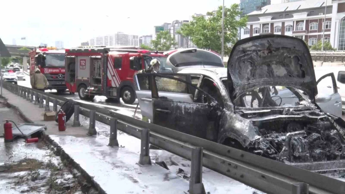 Üsküdar'da seyir halindeki SUV alev aldı, kullanılamaz oldu