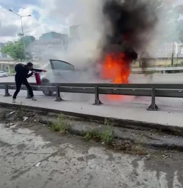 Üsküdar'da seyir halindeki SUV alev aldı, kullanılamaz oldu