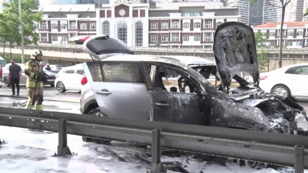 Üsküdar'da seyir halindeki SUV alev aldı, kullanılamaz oldu