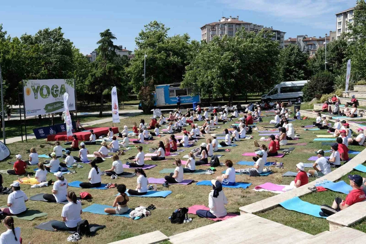 Büyükçekmece'de Dünya Yoga Günü'nde yüzlerce kadın buluştu