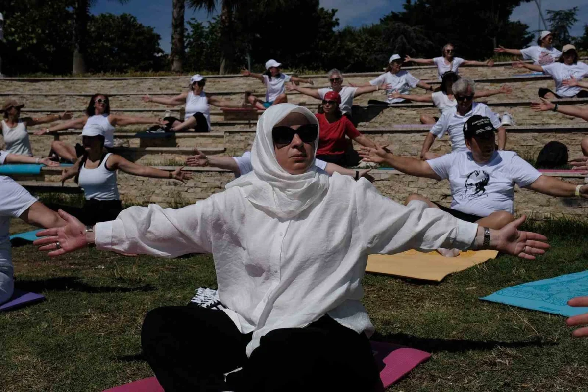 Büyükçekmece'de Dünya Yoga Günü'nde yüzlerce kadın buluştu