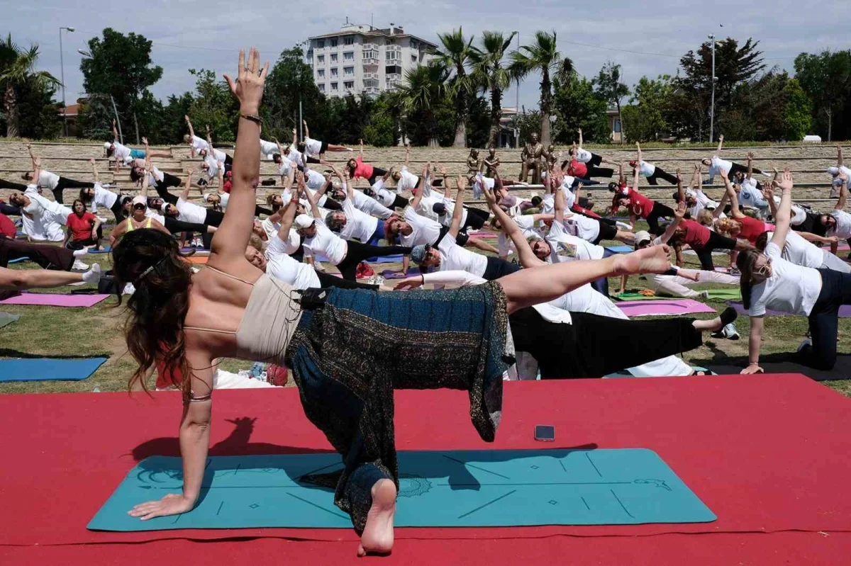 Büyükçekmece'de Dünya Yoga Günü'nde yüzlerce kadın buluştu