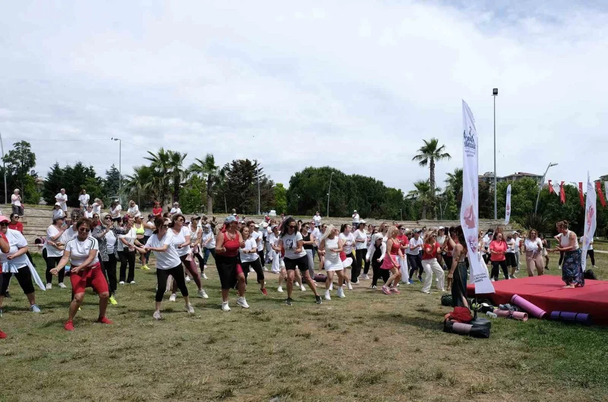 Büyükçekmece'de Dünya Yoga Günü'nde yüzlerce kadın buluştu