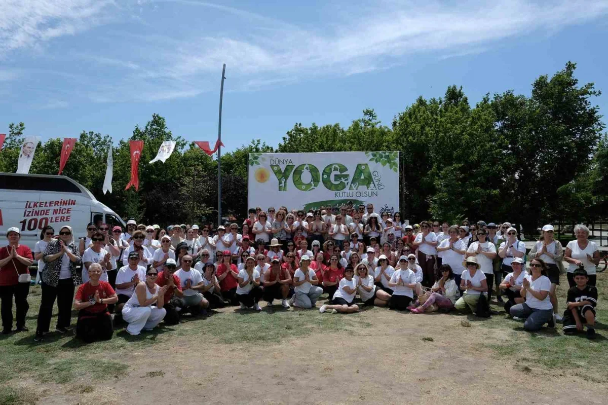 Büyükçekmece'de Dünya Yoga Günü'nde yüzlerce kadın buluştu