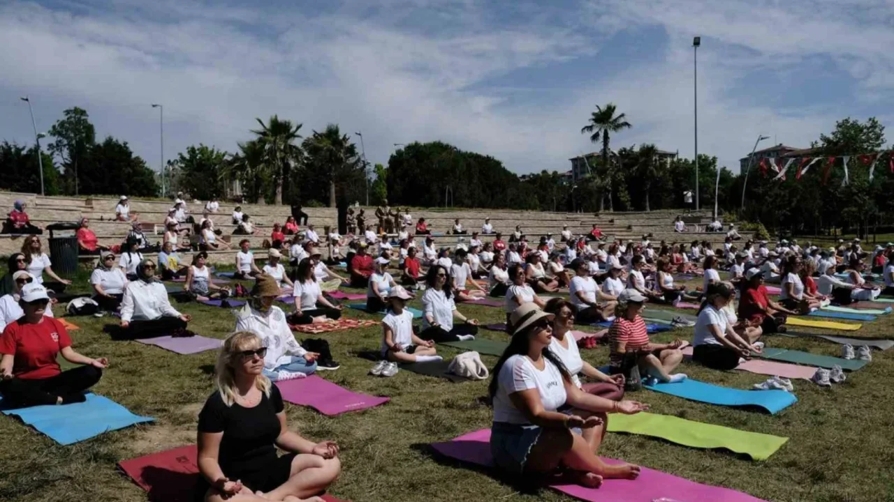 Büyükçekmece'de Dünya Yoga Günü'nde yüzlerce kadın buluştu