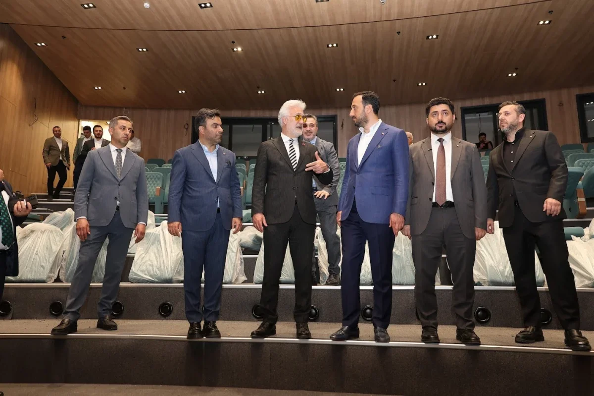 Tamer Karadağlı'dan Bağcılar'daki tiyatro binasına 