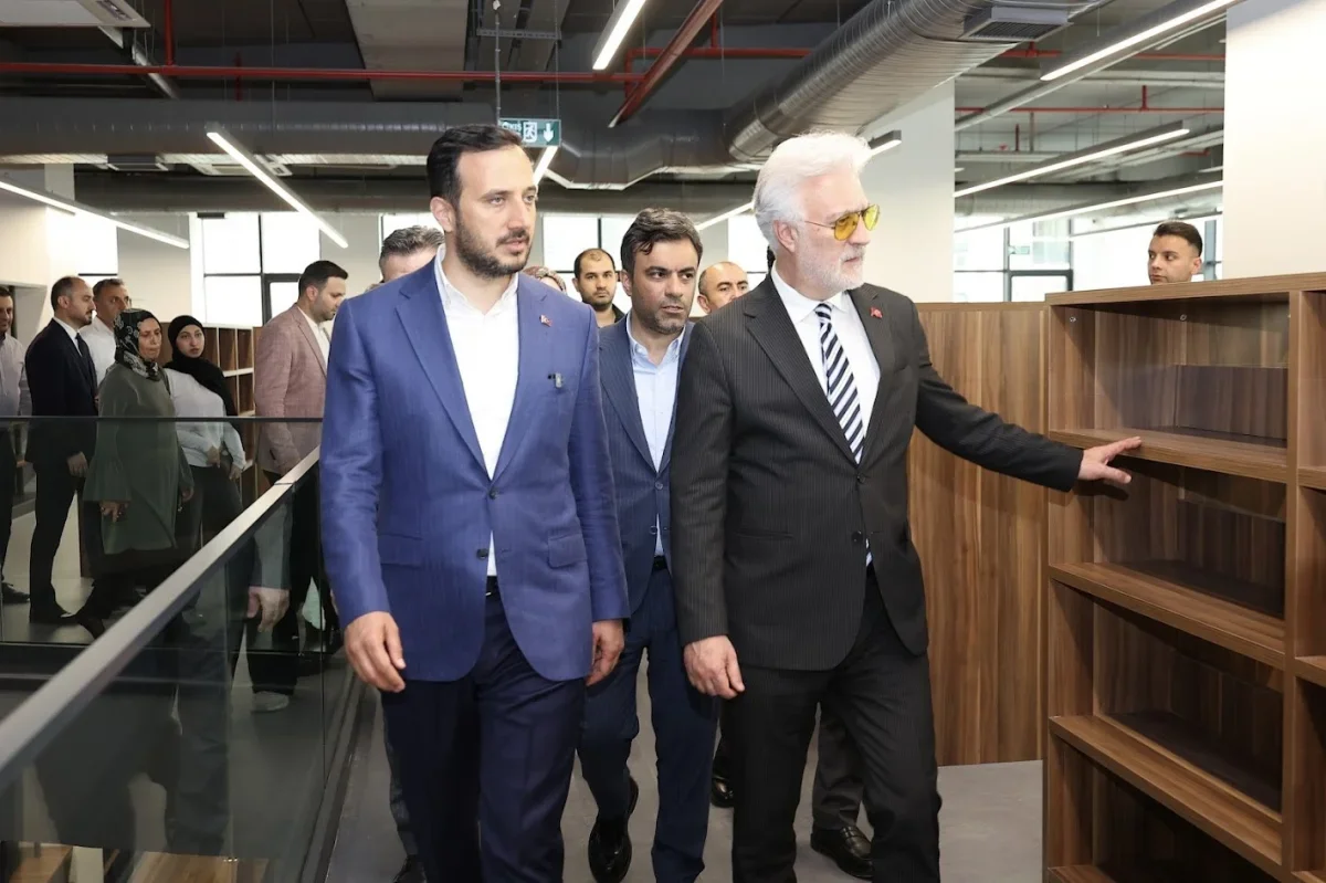 Tamer Karadağlı'dan Bağcılar'daki tiyatro binasına 