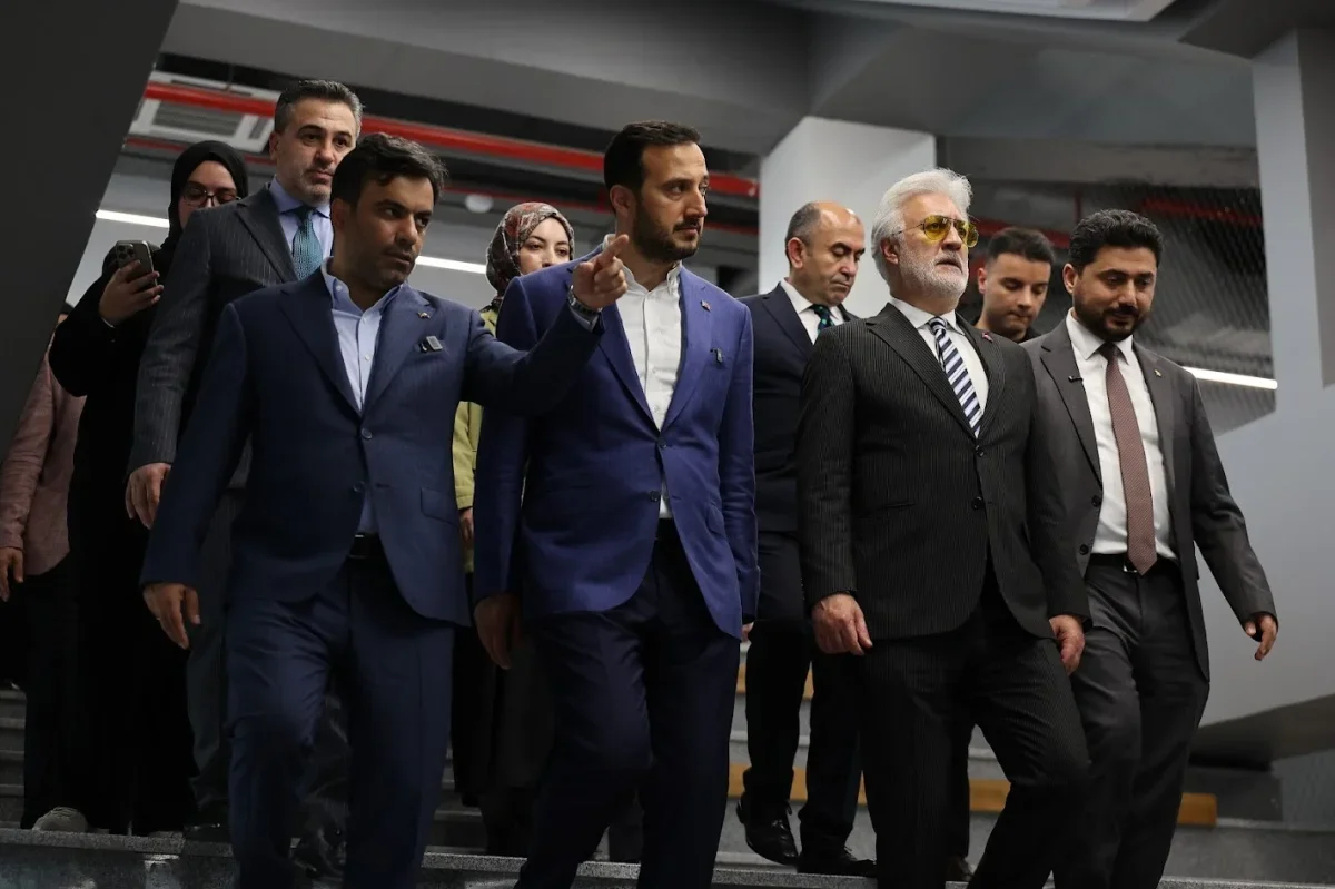 Tamer Karadağlı'dan Bağcılar'daki tiyatro binasına 