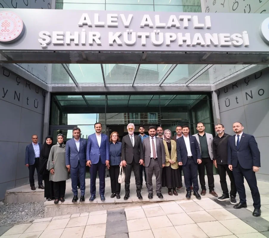 Tamer Karadağlı'dan Bağcılar'daki tiyatro binasına 