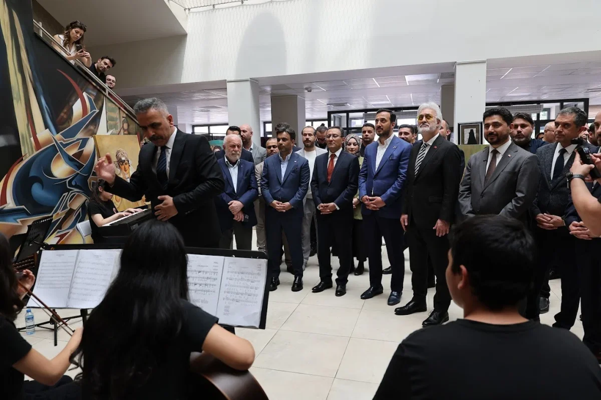 Tamer Karadağlı'dan Bağcılar'daki tiyatro binasına 