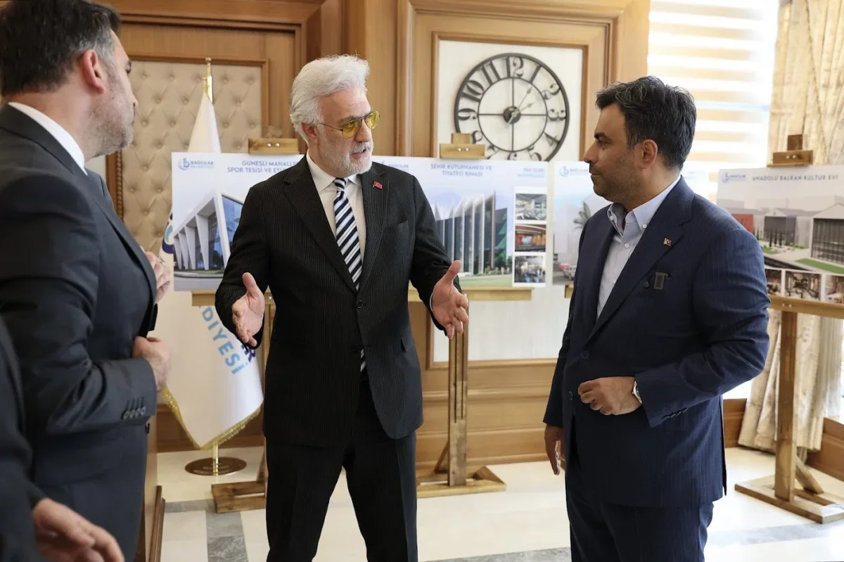 Tamer Karadağlı'dan Bağcılar'daki tiyatro binasına 