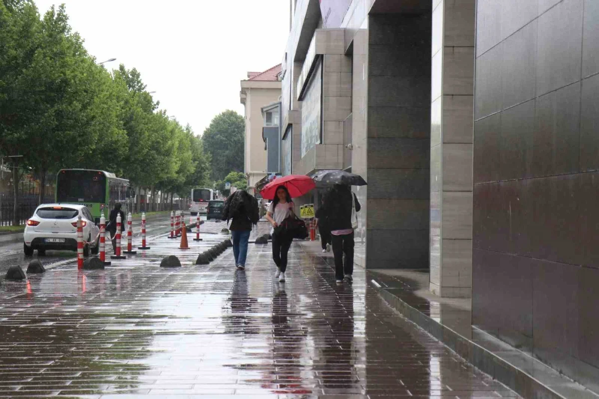 Sakarya'da sağanak yağış hayatı olumsuz etkiledi