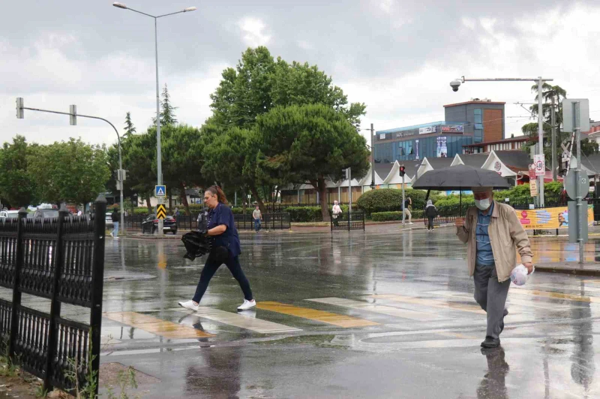 Sakarya'da sağanak yağış hayatı olumsuz etkiledi