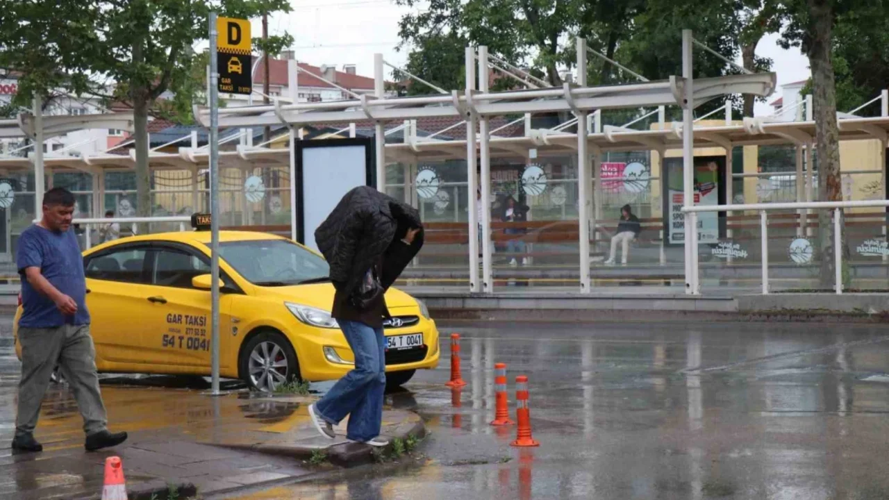 Sakarya'da sağanak yağış hayatı olumsuz etkiledi