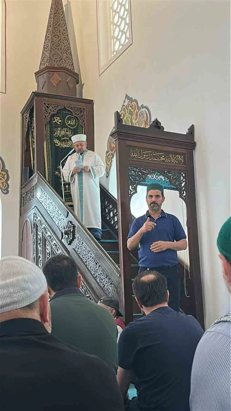 Bursa Orhan Camii'nde cuma hutbesine işaret dili desteği