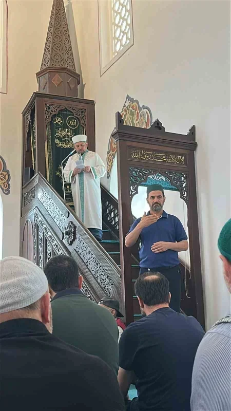 Bursa Orhan Camii'nde cuma hutbesine işaret dili desteği