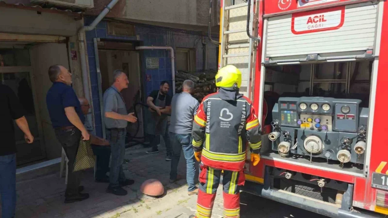 Bandırma'da davlumbaz yangını: Asiye ve Halil Erdoğan kurtarıldı