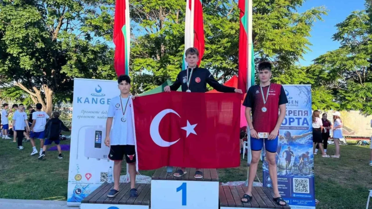 Yıldırımlı genç yüzücüler Black Sea Cup 2026'da madalya topladı
