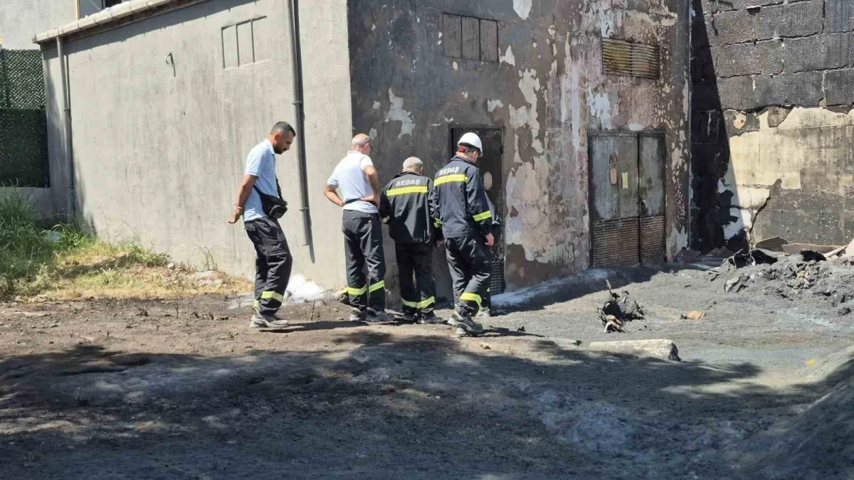 Sultangazi'de avize imalatı yapılan iş yerinde yangın