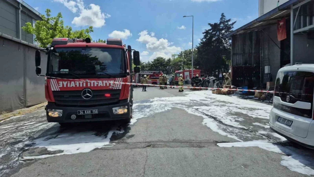Sultangazi'de avize imalatı yapılan iş yerinde yangın