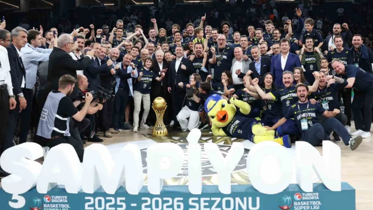 Fenerbahçe Beko şampiyon oldu: Kupayı Sinan Erdem'de aldı