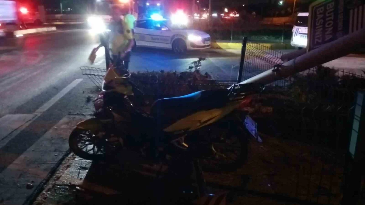 Karamürsel'de otomobil ile motosiklet çarpıştı: 1'i ağır 4 yaralı
