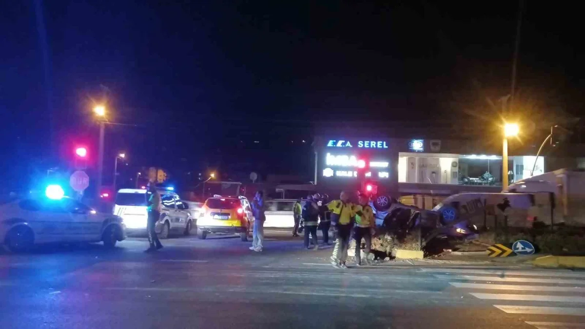 Karamürsel'de otomobil ile motosiklet çarpıştı: 1'i ağır 4 yaralı