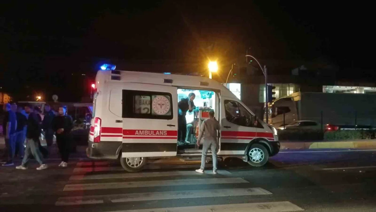 Karamürsel'de otomobil ile motosiklet çarpıştı: 1'i ağır 4 yaralı