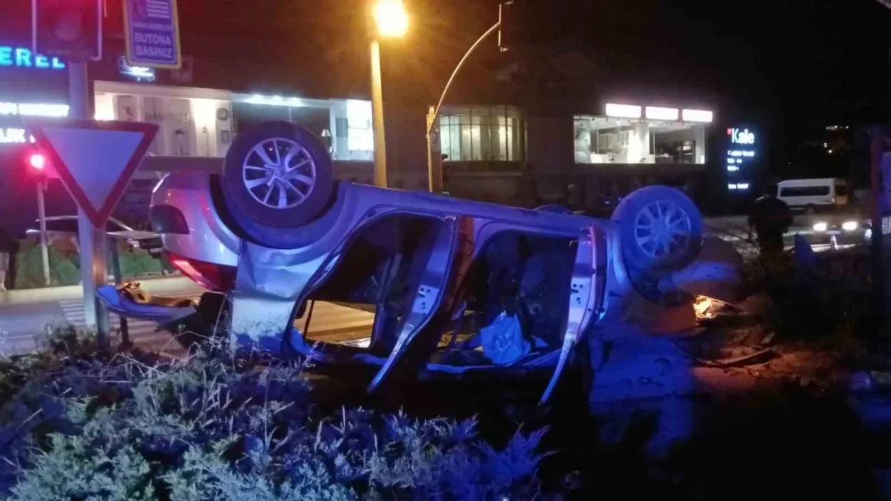 Karamürsel'de otomobil ile motosiklet çarpıştı: 1'i ağır 4 yaralı