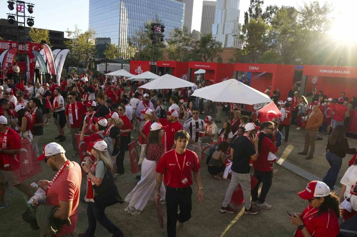 Los Angeles'ta Türkiye maçı için binlerce kişi bir araya geldi