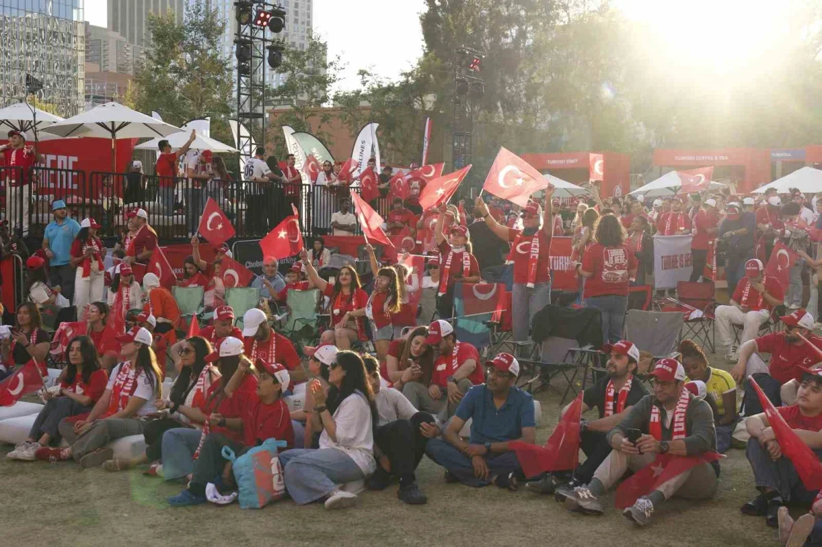 Los Angeles'ta Türkiye maçı için binlerce kişi bir araya geldi