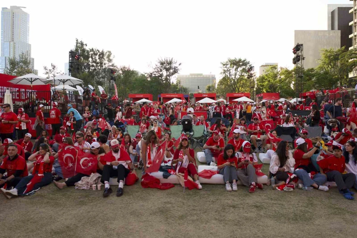 Los Angeles'ta Türkiye maçı için binlerce kişi bir araya geldi