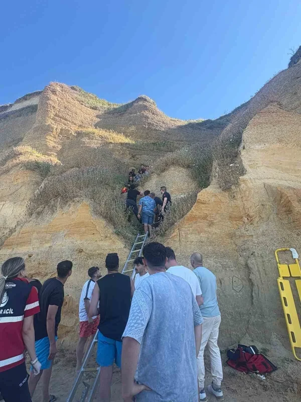Çatalca'da yamaç paraşütü kayalıklara çarptı, 2 kişi yaralandı