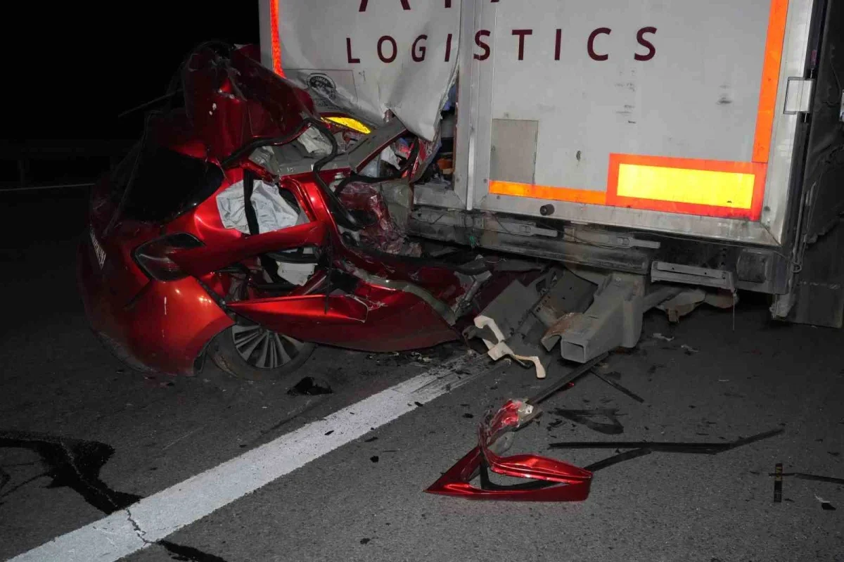 Yakıtı biten tıra çarpan otomobilde sürücü hayatını kaybetti