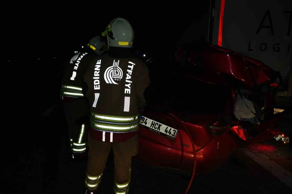 Yakıtı biten tıra çarpan otomobilde sürücü hayatını kaybetti