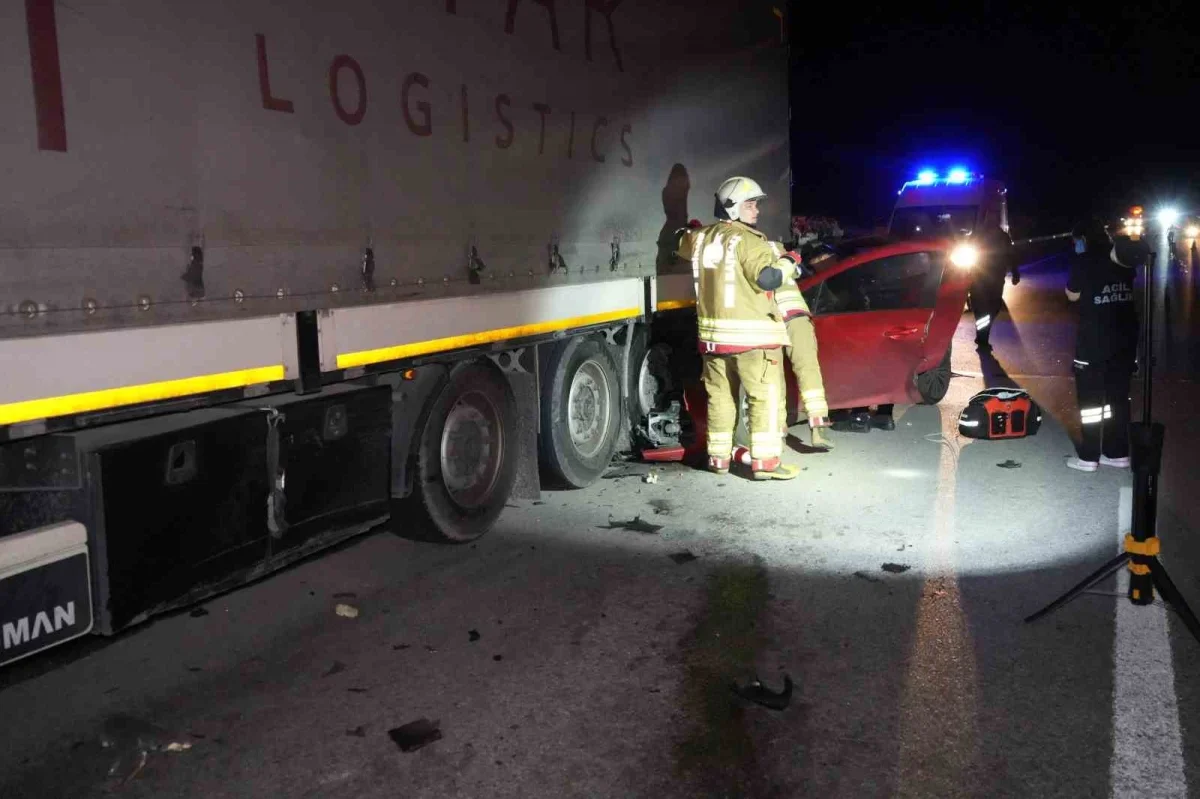 Yakıtı biten tıra çarpan otomobilde sürücü hayatını kaybetti