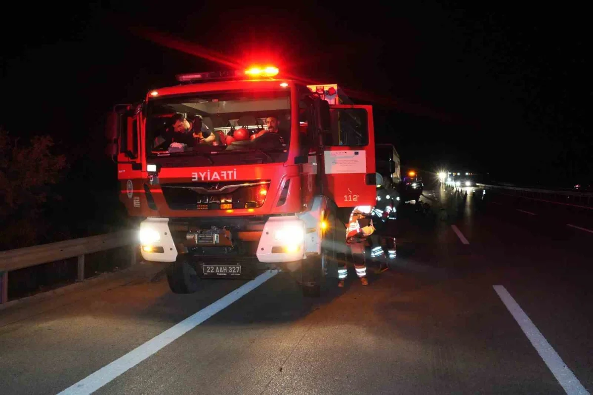 Yakıtı biten tıra çarpan otomobilde sürücü hayatını kaybetti