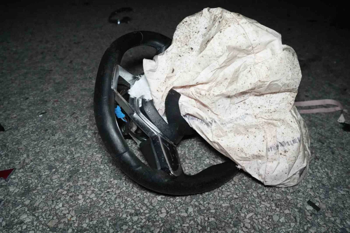 Yakıtı biten tıra çarpan otomobilde sürücü hayatını kaybetti