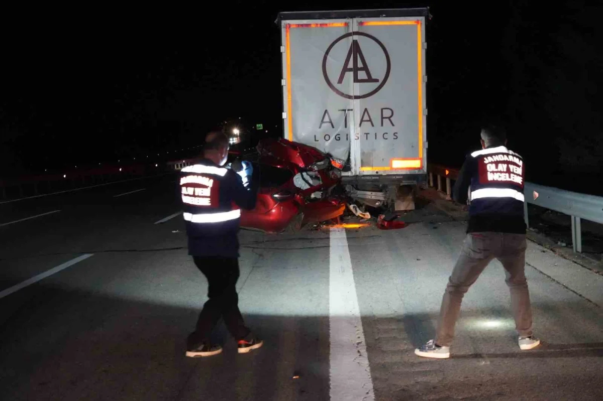 Yakıtı biten tıra çarpan otomobilde sürücü hayatını kaybetti