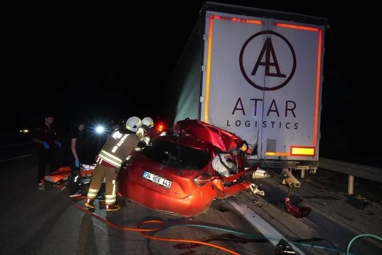 Yakıtı biten tıra çarpan otomobilde sürücü hayatını kaybetti