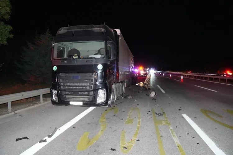 Yakıtı biten tıra çarpan otomobilde sürücü hayatını kaybetti