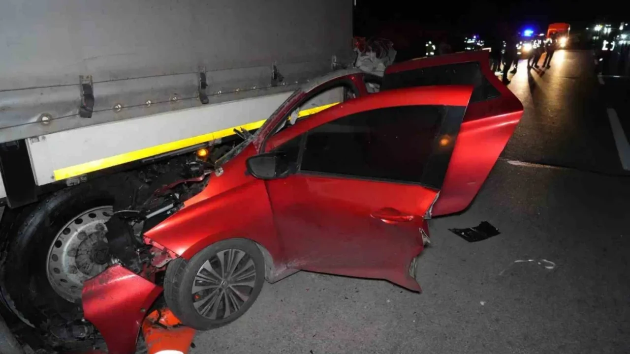 Yakıtı biten tıra çarpan otomobilde sürücü hayatını kaybetti