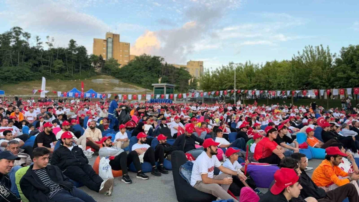 Arnavutköy'de binlerce kişi milli maçı dev ekranda izledi