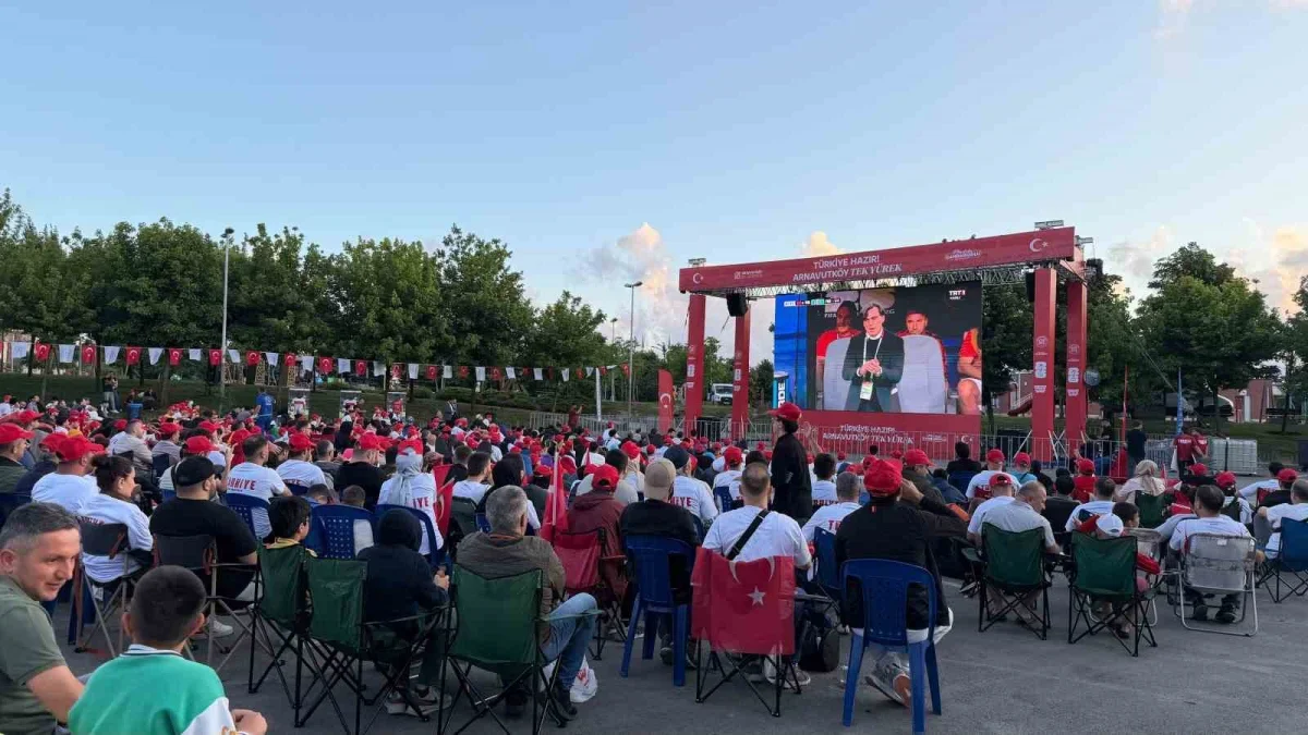 Arnavutköy'de binlerce kişi milli maçı dev ekranda izledi