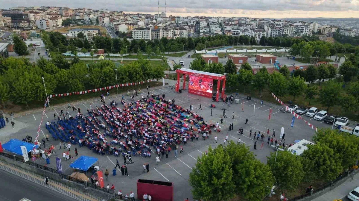 Arnavutköy'de binlerce kişi milli maçı dev ekranda izledi