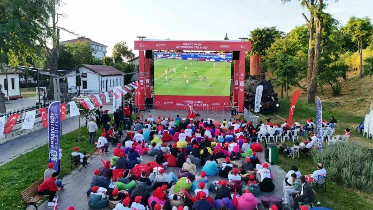 Arnavutköy'de binlerce kişi milli maçı dev ekranda izledi