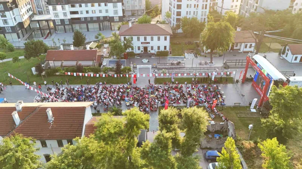Arnavutköy'de binlerce kişi milli maçı dev ekranda izledi