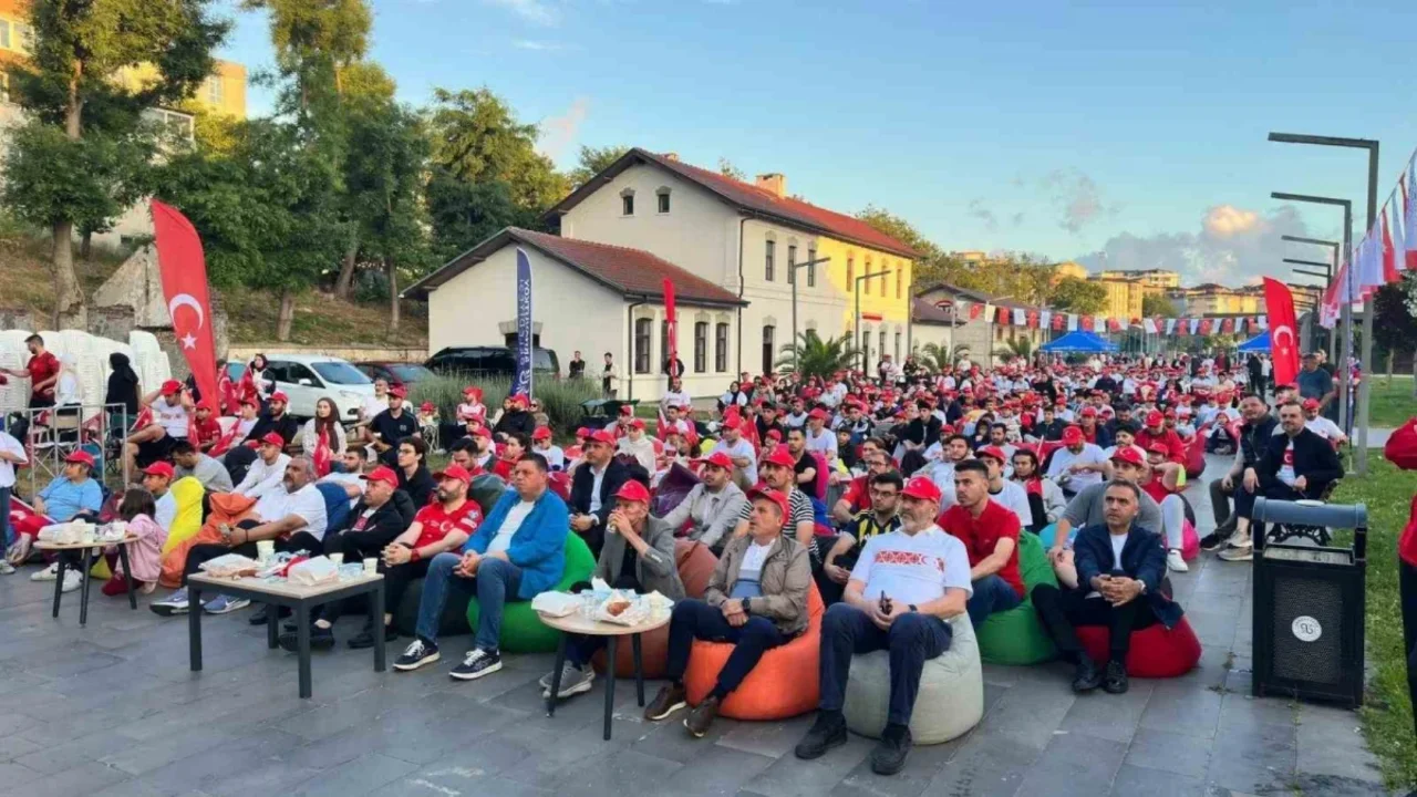 Arnavutköy'de binlerce kişi milli maçı dev ekranda izledi