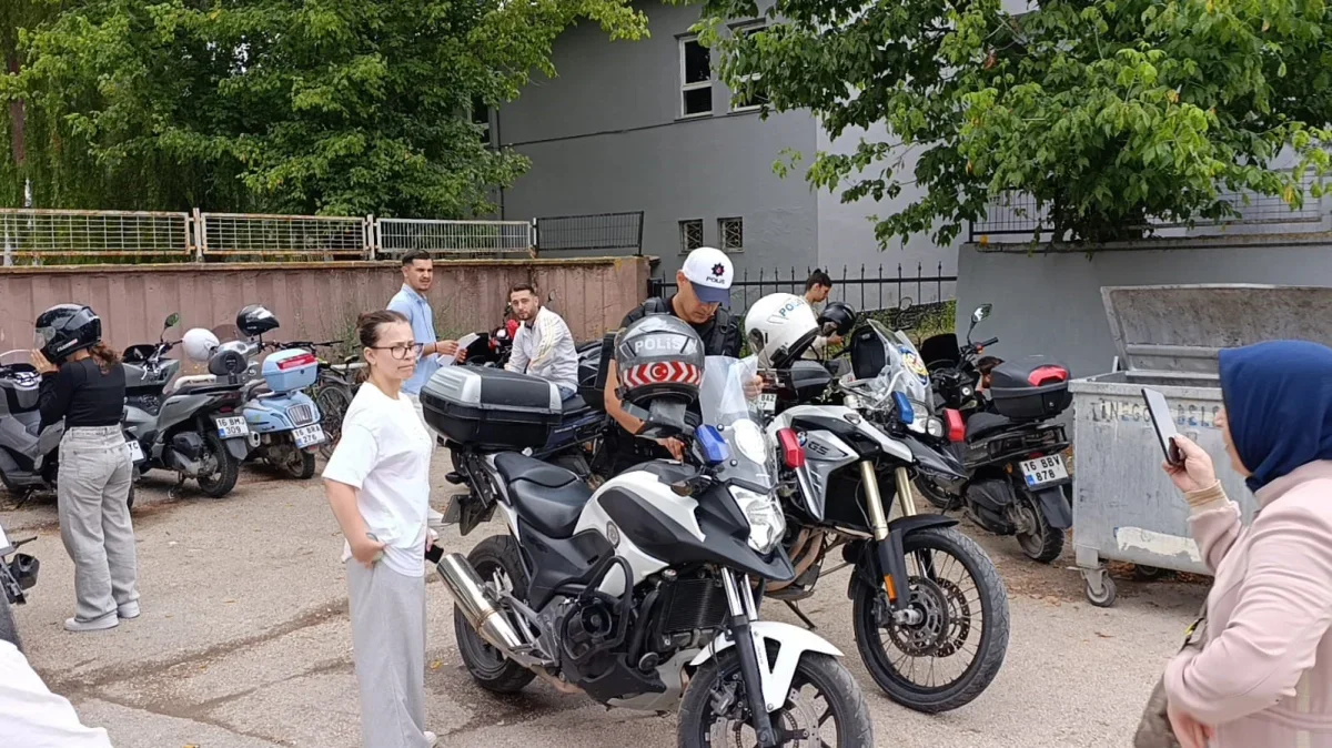 Bursa'da yanlış okula gelen YKS adaylarına polis yetişti